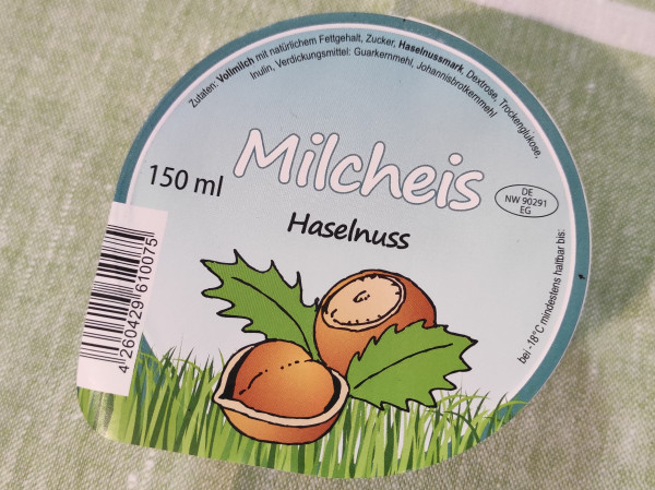 Milcheis Haselnuss